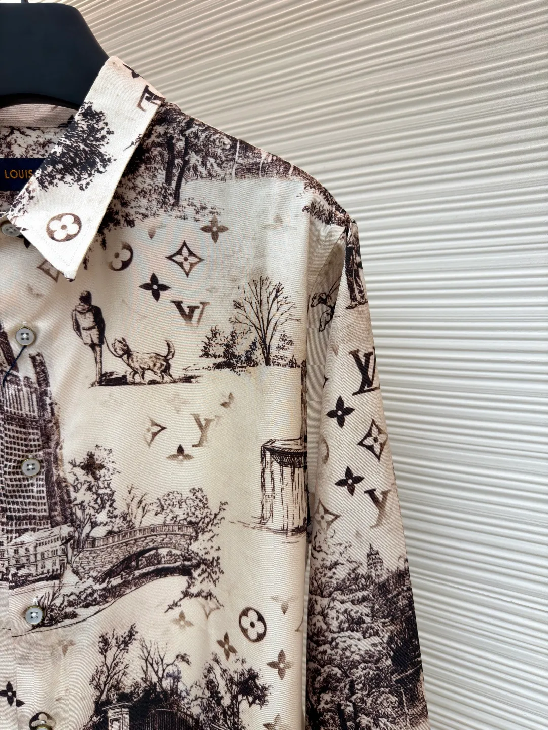 LOUIS VUITTON Mulberry silk long-sleeved shirt ●Original version: purchased and developed for 17700 ●Item number: 1680840-A75 ●Fabric: mulberry silk fabric ●Technology: jacquard production ●Version: fitted version ●Weight: about 190 grams ●Size: S-M-L-XL ●Description: The fabric is made of customized 75D interlining mulberry silk fabric, which is a natural animal protein fiber with a natural soft white gloss, smooth surface, soft and delicate feel, and is known as the "Queen of Fibers" in the fabric industry! This model depicts the entire Monogram City with delicate touches. The Walk pattern flexibly integrates Monogram elements into the urban dog-walking scene, refreshing the traditional French Jouy print while expressing the inspiration of the season. The twill mulberry silk reveals a gorgeous texture and can inject a romantic style into the elegant look. Use imported direct-injection equipment to fix the processed fabric on the direct-injection printer workbench, start the equipment, and the printer will follow the design file. The ink is directly sprayed onto the fabric through the inkjet head. The multi-color nozzle of the direct-injection printer can mix pigments to achieve rich color transitions. It can achieve high-precision, high-color saturation pattern printing, with bright, realistic colors and strong layering. It can present rich details, such as gradients, etc., and can also simulate the realistic effects of 3D and embroidery, increasing the added value of the product. . Using advanced laser cutting machines, it is a processing technology that uses high-energy-density laser beams to cut materials. It can achieve precise cutting of complex shapes. The edges cut by the laser will melt to form joint edges without trimming and hemming, which can prevent loose edges. The overall line is straight and delicate, the fabric is comfortable and soft, and the color is consistent without color difference. It can be matched with the same style to create a fashionable look, and it can be customized for various occasions. The accessories are complete and the same style for men and women!